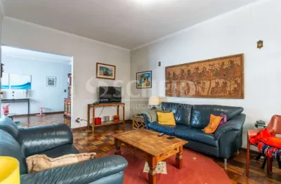 Casa com 3 dormitórios e edícula em área tranquila e bem localizada