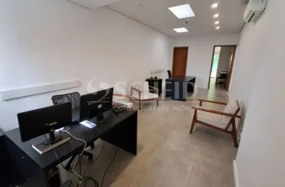 Casa comercial semi-mobiliada com 4 salas, copa, recepção, sala de reunião, 3 vagas, ar condicionado