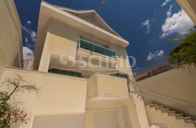 Lindo sobrado com 05 dormitórios, 06 vagas de garagem e piscina