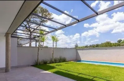 Casa de condomínio nova com armários e piscina alto da boa vista !