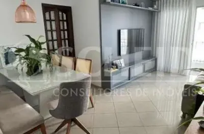 Lindo apartamento, excelente localização, com armários embutidos.