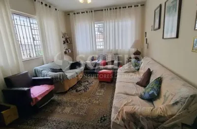 Casa para locação de 180,00m² útil, com 4 quartos e 2 vagas no campo belo.