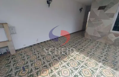 Sobrado amplo para locação no jardim prudência, com três quartos e uma vaga de garagem