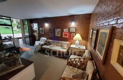 Casa térrea de 635m2 de terreno e 211m2 de construção em local de alto padrão no Jd. Marajoara