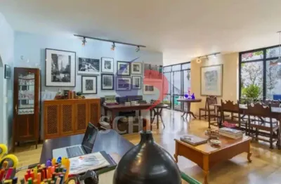 Casa a venda no Alto da Boa Vista, 239m², 4 dormitórios, 5 banheiros, 3 vagas, quintal, jardim.