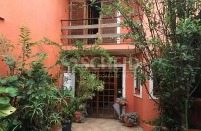 Casa com 220 de area util ,03 suites e 03 vagas mais quintal com churrasqueira