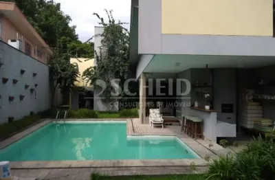 Sobrado com área construída de 427 m2 no miolo do jardim marajoara.