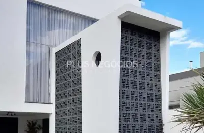 Casa de condomínio exclusiva: sobrado moderno com 3 suítes, design sofisticado e natureza preservad