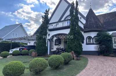 Casa clássica com piscina no condomínio lago azul golf club