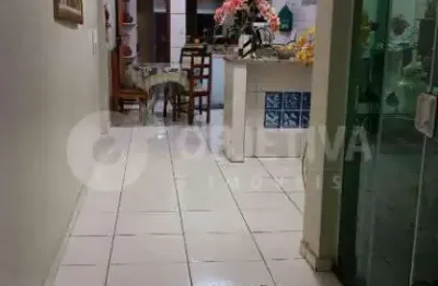 Casa com 3 quartos à venda no Presidente Roosevelt, Uberlândia 