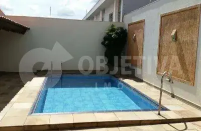 Excelente casa em dois pavimentos à venda em uma das melhores avenidas do bairro santa monica em uberlândia