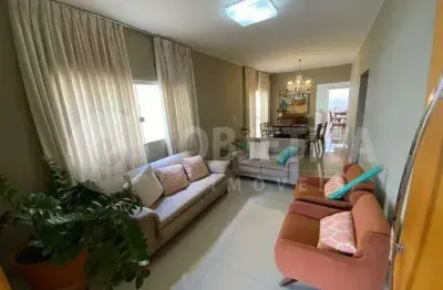 Casa com 3 quartos à venda no Jardim Patrícia, Uberlândia 