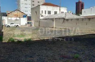 Excelente área com uma casa simples comercial localizada na região central de uberlândia