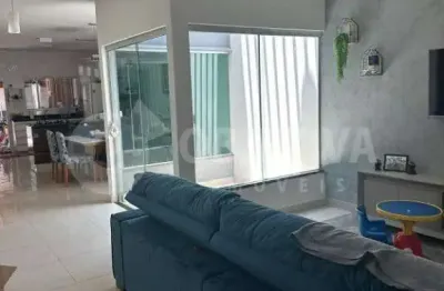 Casa com 3 quartos à venda no Jardim Europa, Uberlândia 