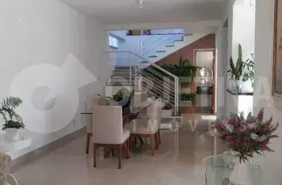 Excelente casa estilo sobrado no bairro granada/gravatás em uberlândia
