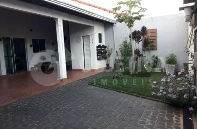 Casa com 3 quartos à venda na Cidade Jardim, Uberlândia 