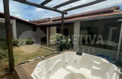 Casa com 3 quartos à venda no Jardim Europa, Uberlândia 