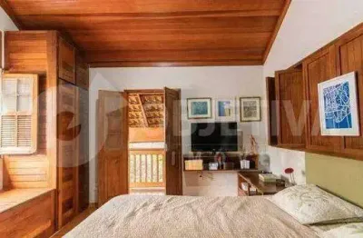 Belíssima casa no bairro saraiva localizada próximo a ufu