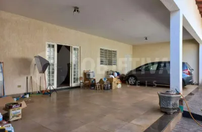Casa com 5 quartos à venda no Santa Mônica, Uberlândia 