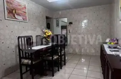 Ótima casa estilo sobrado a venda no bairro cidade jardim em uberlândia