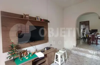 Casa disponível para venda em boa localização no bairro osvaldo rezende em uberlândia