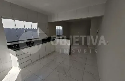 Casa térrea à venda – bairro roosevelt – uberlândia/mg; localizada em rua tranquila e valorizada, com excelente padrão residencial
