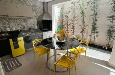 Casa em condomínio fechado mobiliada tipo sobrado disponível para aluguel no setor sul de uberlândia