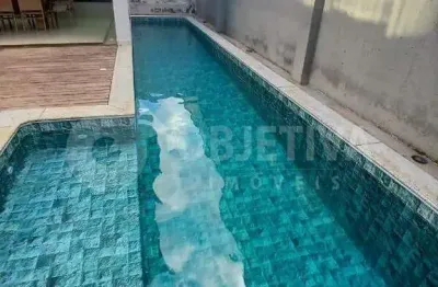 Linda casa tipo sobrado disponível para aluguel no condomínio fechado jardins roma