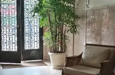 Imponente e confortável apartamento na praça do lido em copacabana