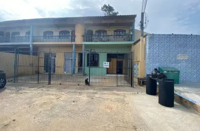 Prédio residencial com 6 imóveis, sendo 2 apartamentos e 4 quitinetes - colombo