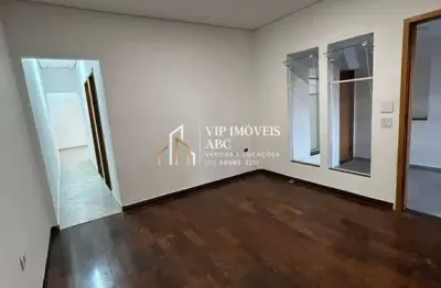 Casa espaçosa refomada para locação, 2 quartos, 2 vagas na vila floresta