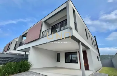 Excelente casa moderna geminada de 03 suítes, com vaga de garagem e quintal privativo.