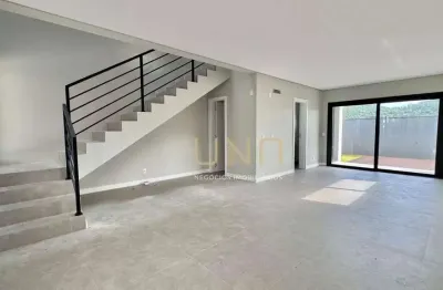 Excelente casa moderna geminada de 03 suítes, com vaga de garagem e quintal privativo.