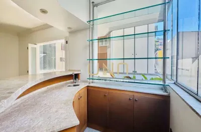 Apartamento amplo com 3 dormitórios e 140m² a uma quadra da beira-mar norte, em localização privilegiada de florianópolis