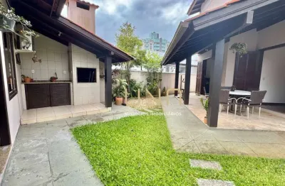 Casa de Esquina com 3 Quartos, Suíte e Terreno de 540 m² no Itacorubi – Conforto e Praticidade em Localização Nobre