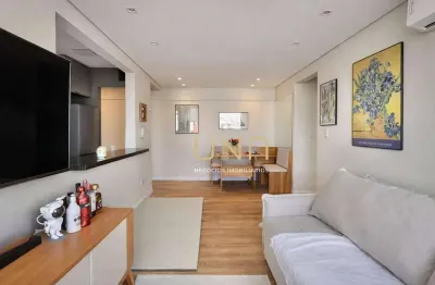 Apartamento com 2 dormitórios, totalmente reformado, com ar-condicionado, vaga de garagem e lazer no condomínio