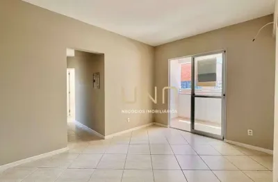 Apartamento de 03 quartos sendo uma suite no Centro de Florianópolis, com uma vaga de garagem.