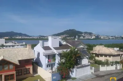 Casa com 3 quartos à venda na Rua Professor Clóvis Menel Calliari, 158, João Paulo, Florianópolis