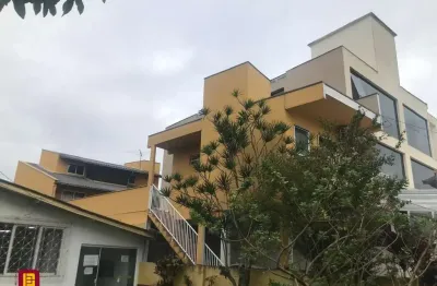 Vende-se uma edificação no centrinho da lagoa da conceição, com 8 quartos
