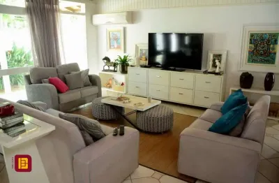 Oportunidade no Village!! Casa com amplo terreno em alvenaria revestida em madeira.