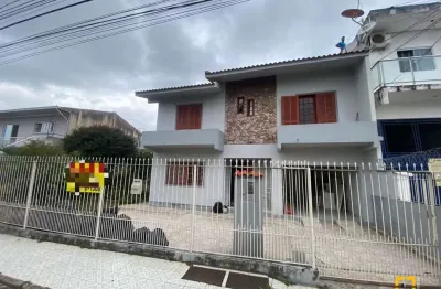 Casa com 04 dormitórios sendo 01 suíte em barreiros são josé - sc
