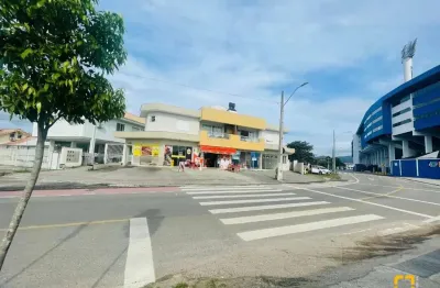 Oportunidade! prédio com 2 apartamentos e 5 lojas comerciais, em carianos, florianópolis