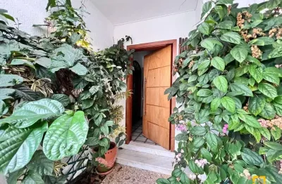 Casa térrea com 3 quartos, suíte, 4 vagas e piscina no santa mônica/florianópolis