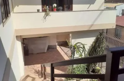 Casa de 3 pavimentos, com 4 dormitórios, sendo 2 suítes - estreito florianópolis