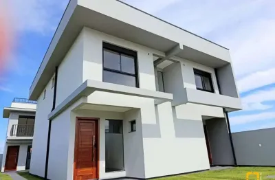 Casa financiável com 2 suítes a 300 metros da praia no loteamento Jardim Campeche.