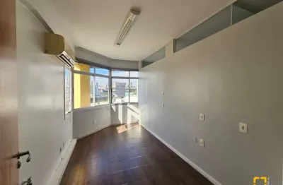 Sala com 40.02m2 e com garagem livre e coberta no bairro estreito, florianópolis