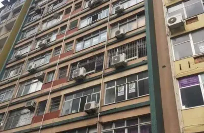 Sala comercial, em prédio tradicional, à venda, no centro, no calçadão da rua Felipe Schimdt