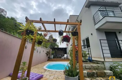 Casa 3 suíte, piscina, moderna e com localização privilegiada