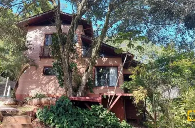 Casa 2 suítes e 2 vagas de garagem coberta em meio à natureza do rio tavares