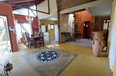 Casa 2 suítes e 2 vagas de garagem coberta em meio à natureza do rio tavares